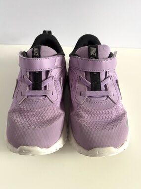 Used Nike Revolution 6
Lavender Mesh Sneakers
10C